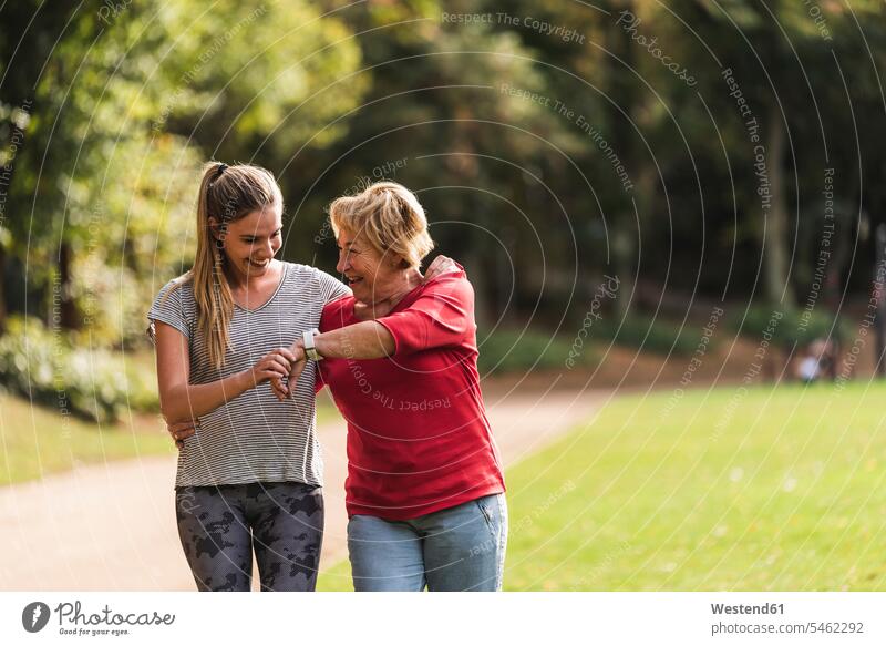 Enkelin und Großmutter haben Spaß, joggen zusammen im Park Joggen Jogging Parkanlagen Parks Gemeinsam Zusammen Miteinander Enkeltochter Enkelinnen Enkeltöchter