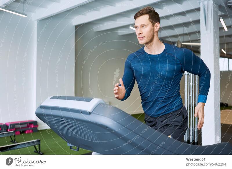 Mann läuft im Fitnessstudio auf dem Laufband Laufbaender Laufbänder Fitnessclubs Fitnessstudios Turnhalle laufen rennen Fitnessgerät Fitnessgeräte