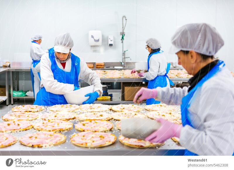 Frauen bereiten Pizzas in Pizzabetrieb zu Job Berufe Berufstätigkeit Beschäftigung Jobs Schale Schalen Schälchen Schüsseln Tische Arbeit Erzeugung Erzeugungen