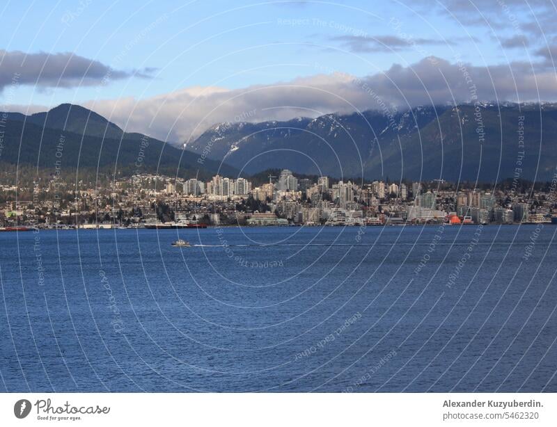 North Vancouver und Burrard Inlet von der Innenstadt Vancouvers aus gesehen, British Columbia, Kanada Nord-Vancouver bc reisen Meer MEER Reisegebirge