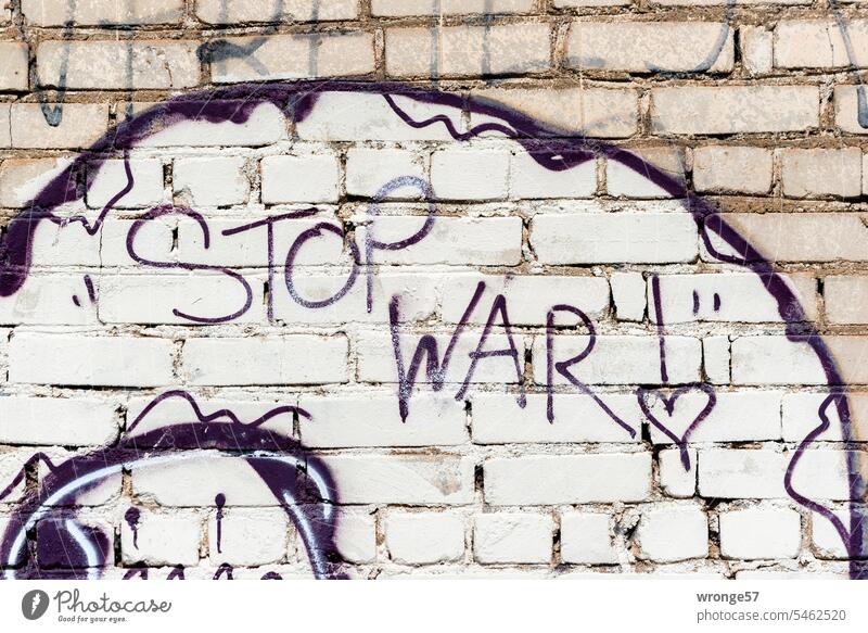 STOP WAR - Graffito an einer Ziegelsteinmauer Aktuell Wand aktuell Außenaufnahme Farbfoto Menschenleer Sprayerei sprayen Schriftzeichen Jugendkultur