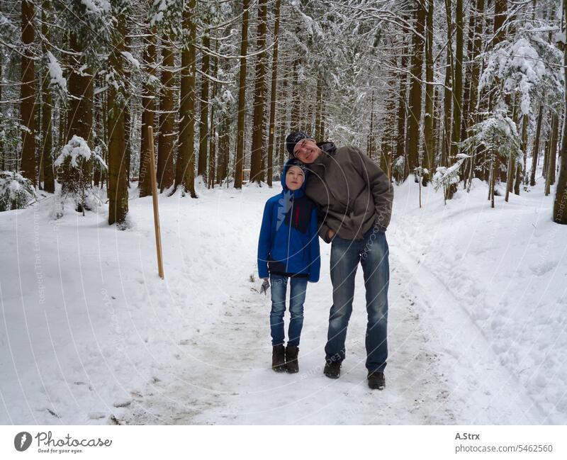 Vater und Sohn im Winterwald Wald Vater mit Kind Vater und Kind Waldspaziergang Spaziergang im Schnee Elternteil mit Kind Papa Zusammengehörigkeit Familie