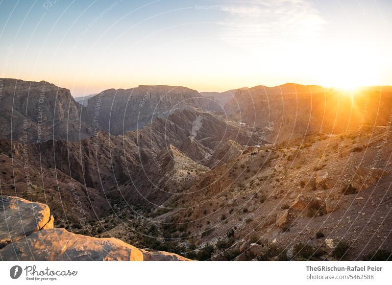 Sonnenuntergang inmitten von Bergen Oman steil hügelig Stimmung Jebel Akhdar trocken heiß Natur Farbfoto Himmel Tourismus Arabien Tag Berge u. Gebirge