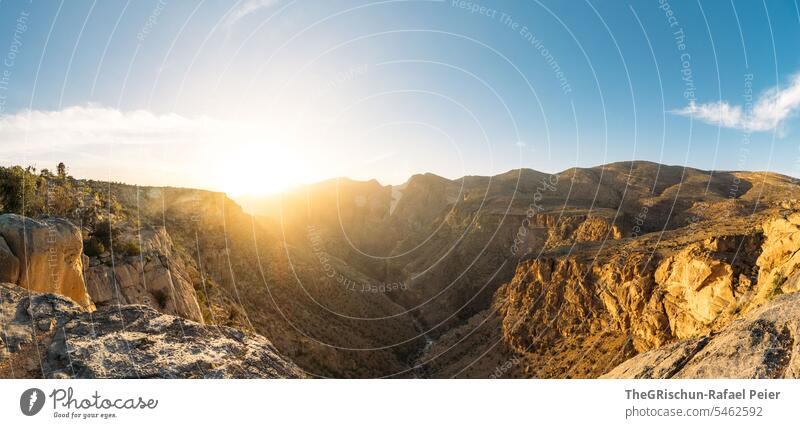 Sonnenuntergang inmitten von Bergen Oman steil hügelig Stimmung Jebel Akhdar trocken heiß Natur Farbfoto Himmel Tourismus Arabien Tag Berge u. Gebirge