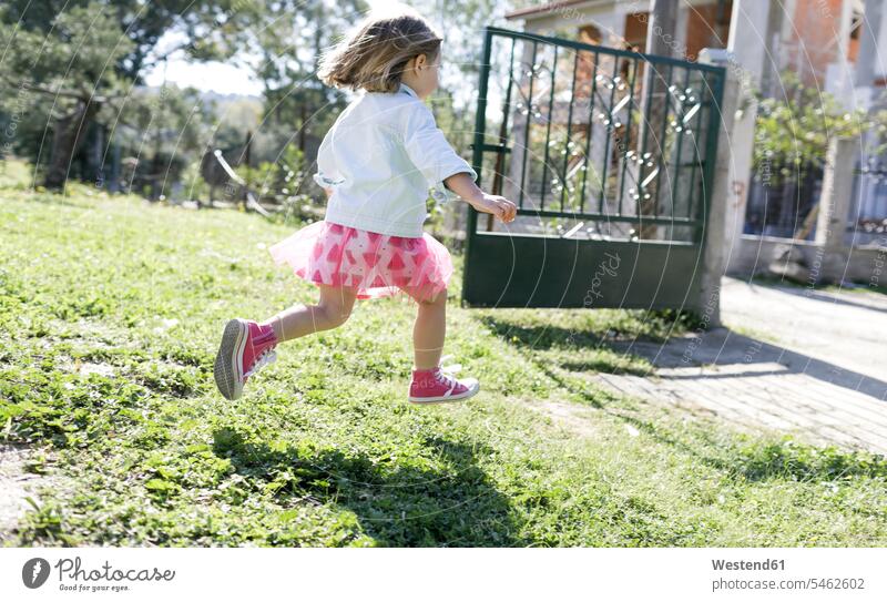 Kleines Mädchen rennt auf der Wiese im Garten laufen rennen Gärten Gaerten Wiesen weiblich Kind Kinder Kids Mensch Menschen Leute People Personen Authentizität