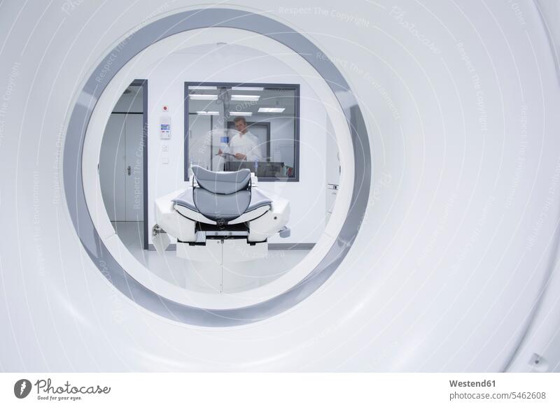 Radiologe im Krankenhaus, Computertomograph Job Berufe Berufstätigkeit Beschäftigung Jobs Gesundheit Gesundheitswesen medizinisch kontrollieren Behandlungen
