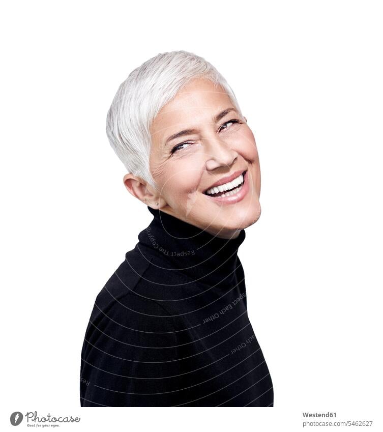 Porträt einer lachenden, reifen Frau mit kurzen, grauen Haaren und schwarzem Rollkragenpullover Freisteller weisser Hintergrund weiß Farben Farbtoene Farbton
