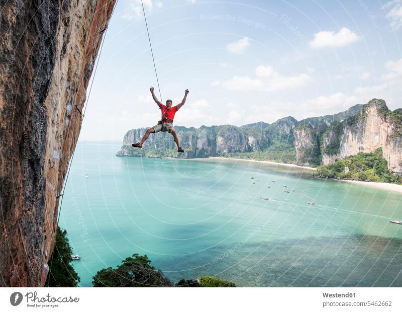 Thailand, Krabi, Thaiwand-Wand, Kletterer, der sich von einer Felswand über dem Meer abseilt Mann Männer männlich Felsen Meere abseilen klettern steigen