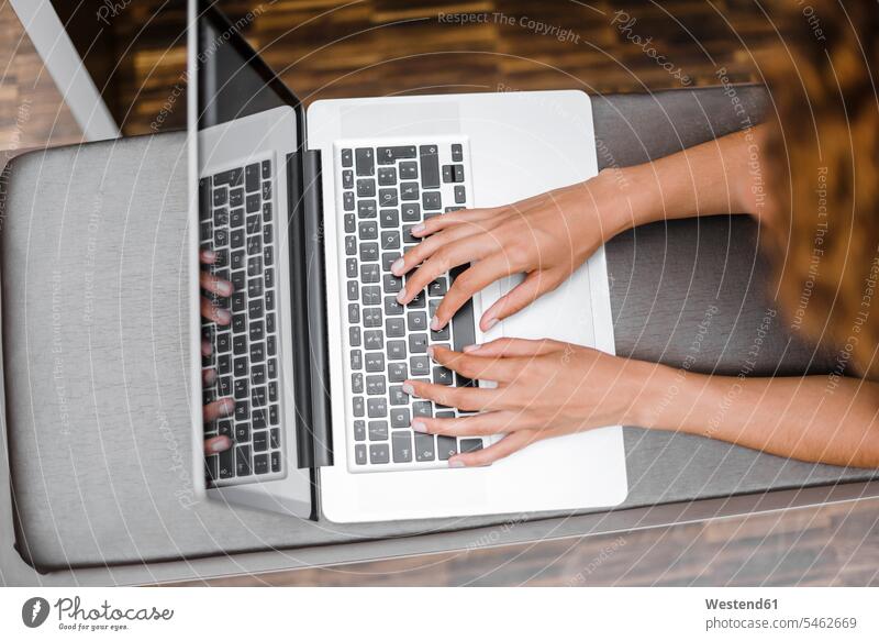 Junge Frau tippt auf einem Laptop, Blick von oben Job Berufe Berufstätigkeit Beschäftigung Jobs Rechner Laptops Notebook Notebooks Keyboard Keyoards Tastaturen