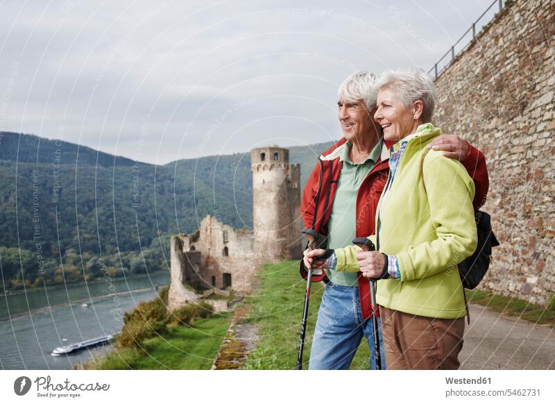Deutschland, Rheingau, glückliches älteres Ehepaar beim Betrachten der Aussicht Ausblick Ansicht Überblick ansehen Seniorenpaar älteres Paar Seniorenpaare