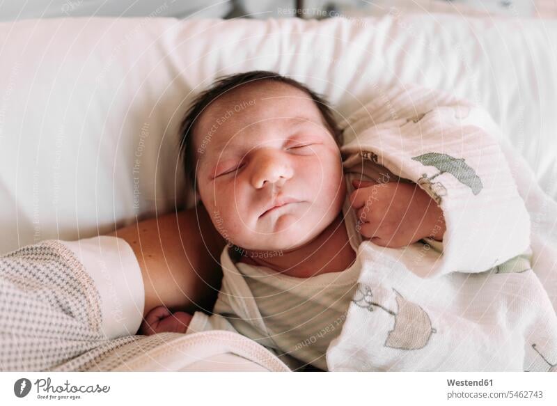 Nahaufnahme eines neugeborenen Mädchens, das auf dem Arm der Mutter schläft, im Krankenhaus Farbaufnahme Farbe Farbfoto Farbphoto Spanien Innenaufnahme