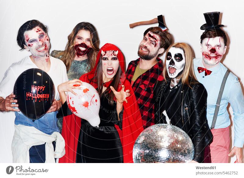 Freunde in gruseligen Halloween-Kostümen, Porträt Party Parties Partys maskiert Abend vor Allerheiligen feiern Feier Fest Festlichkeit Feiern Festlichkeiten