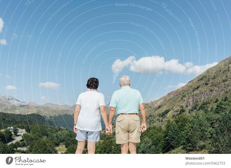Rückansicht eines älteren Ehepaares, das die Ansicht Hand in Hand betrachtet, Jaca, Spanien Touristen entspannen relaxen geniessen Genuss Glück glücklich sein
