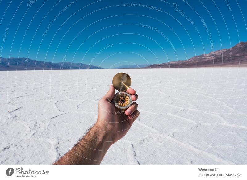 USA, Kalifornien, Death Valley, Manneshand hält Kompass halten Hand Hände Magnetkompasse Kompasse Männer männlich Mensch Menschen Leute People Personen