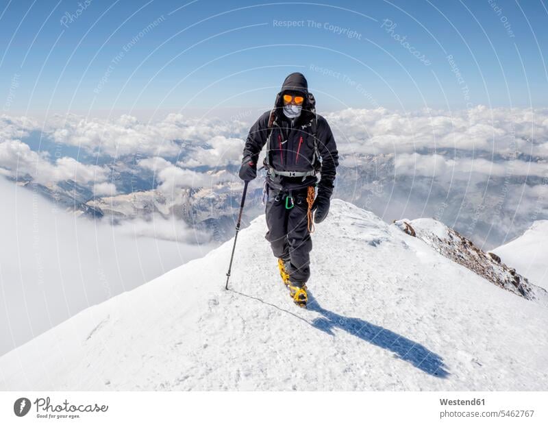 Russland, Oberes Baksan-Tal, Kaukasus, Bergsteiger beim Aufstieg auf den Elbrus bergsteigen Spitze Bergspitze Bergspitzen Spitzen Schnee Alpinisten Wetter