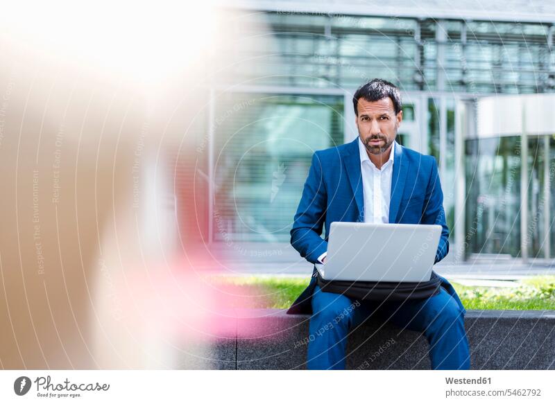 Geschäftsmann mit Laptop Laptop benutzen Laptop benützen Drahtlose Technologie drahtlose Verbindung Drahtlose Kommunikation schnurlose Verbindung Notebook