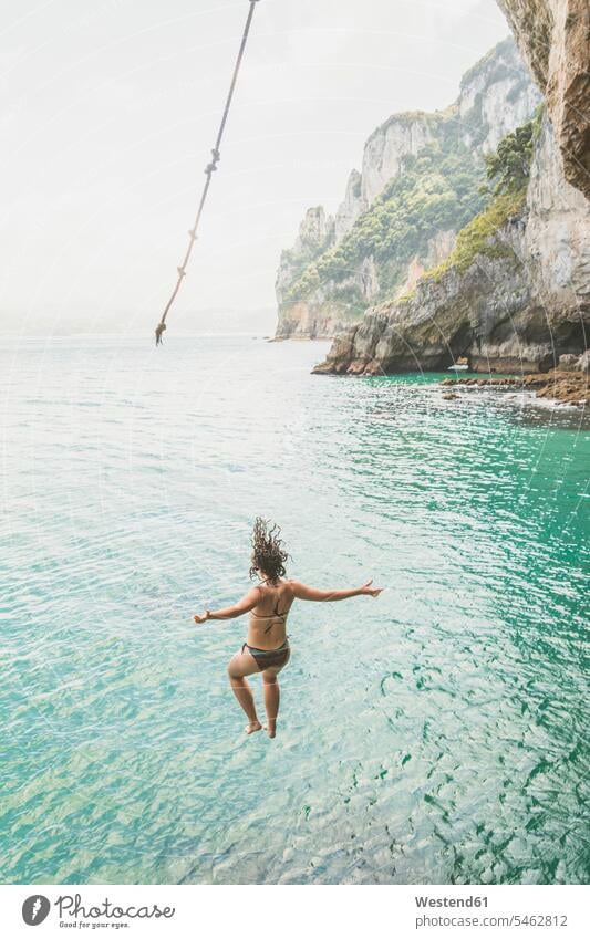 Frau springt ins Wasser Badebekleidung Bikinis Seile springen Spruenge Sprünge hüpfen Jahreszeiten sommerlich Sommerzeit gefühlvoll Emotionen Empfindung