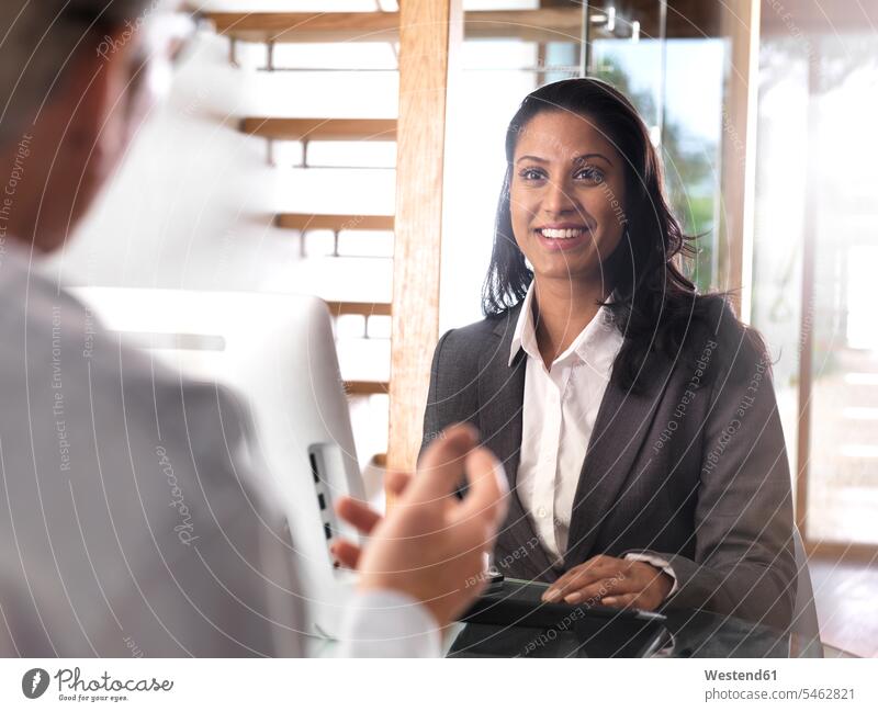 Porträt einer lächelnden Geschäftsfrau in einer Sitzung Geschäftsfrauen Businesswomen Businessfrauen Businesswoman Meeting Business Meeting Portrait Porträts
