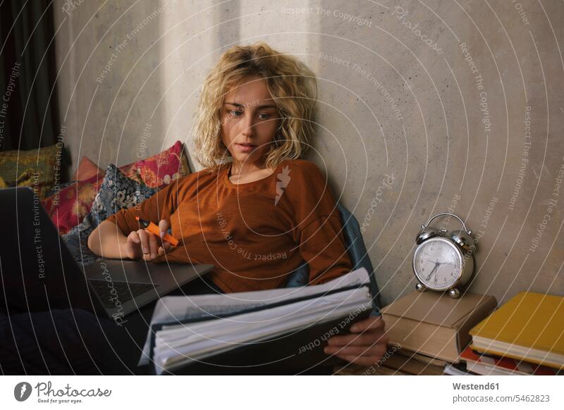 Porträt einer blonden Studentin im Bett bei der Arbeit am Laptop Leute Menschen People Person Personen Europäisch Kaukasier kaukasisch 1 Ein ein Mensch