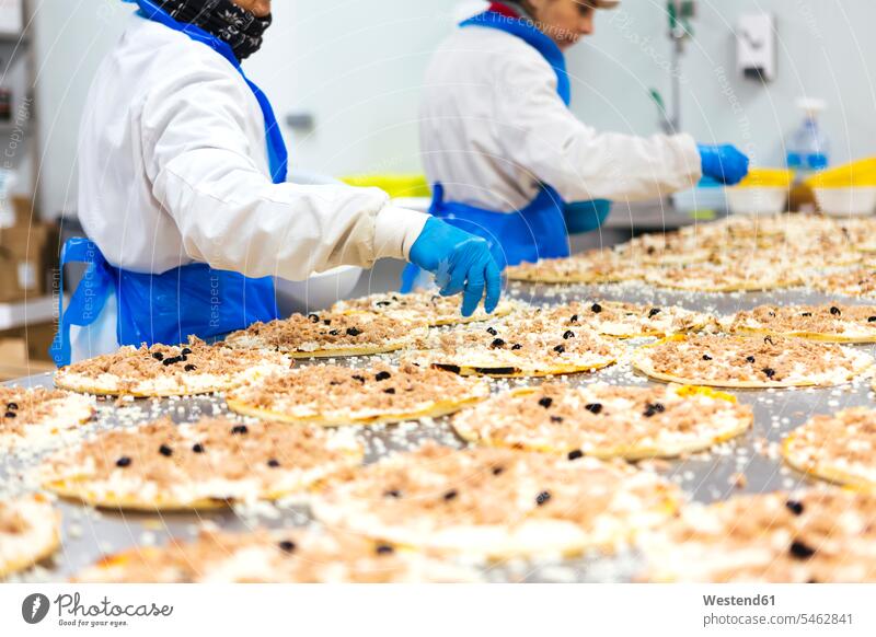 Zwei Frauen arbeiten in einem Pizzaunternehmen Job Berufe Berufstätigkeit Beschäftigung Jobs Tische Arbeit blaue blauer blaues Erzeugung Erzeugungen Fabrikation