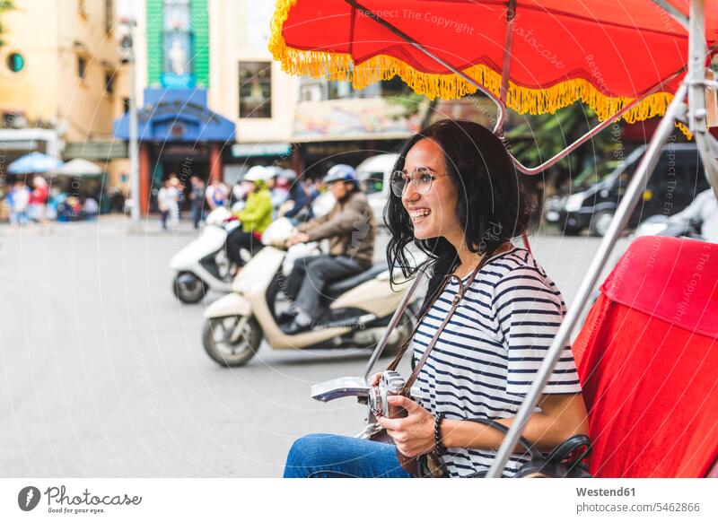 Vietnam, Hanoi, glückliche junge Frau auf einer Rikscha, die die Stadt erkundet erkunden Erforschung Erkundung erforschen Rikschas staedtisch städtisch weiblich