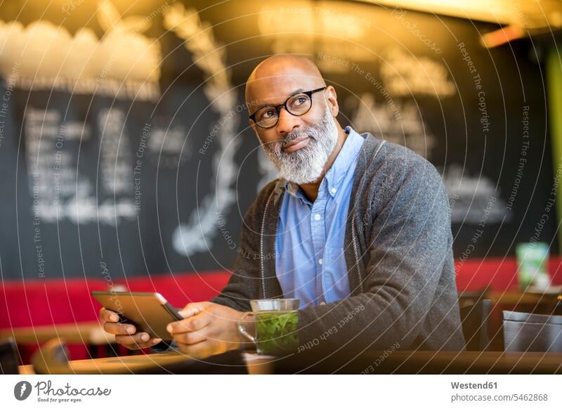 Bildnis eines Mannes mit Tablette in einem Café Männer männlich Portrait Porträts Portraits Tablet Computer Tablet-PC Tablet PC iPad Tablet-Computer Cafe