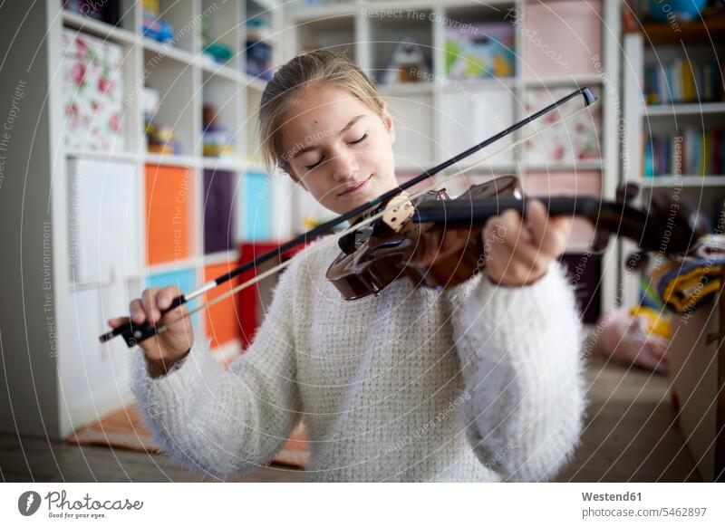 Mädchen übt auf ihrer Geige Europäer Kaukasier Europäisch kaukasisch Musikinstrument Musikinstrumente Instrumente üben ausüben Übung trainieren braune Haare