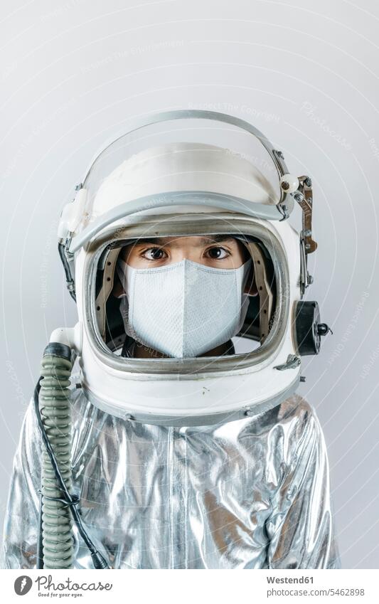 Junge trägt Raumanzug und Schutzmaske Raumfahrer Weltraumfahrer Astronauten daheim zu Hause Muße geschützt schützen Absicherung gefaehrlich Gefahren gefährlich
