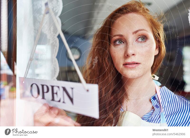 Junge Frau eröffnet ein Geschäft weiblich Frauen Shop Laden Läden Geschäfte Shops öffnen oeffnen Erwachsener erwachsen Mensch Menschen Leute People Personen