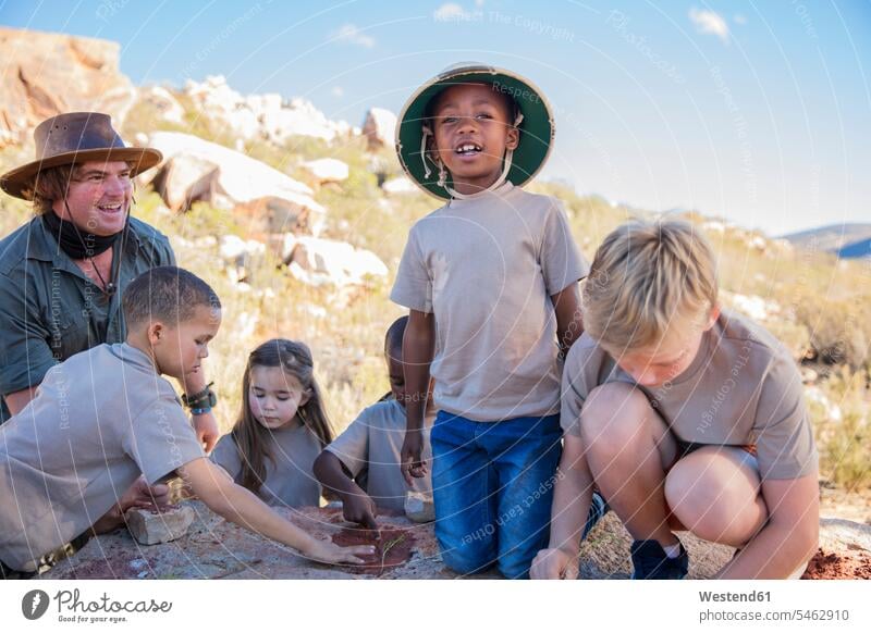 Kinder in einem Camp lernen von einem Führer Mensch lehren Pfadfinder Authentizität aktiv Schulausflug ungestellt Natur ländliches Motiv Naturerlebnis erklären