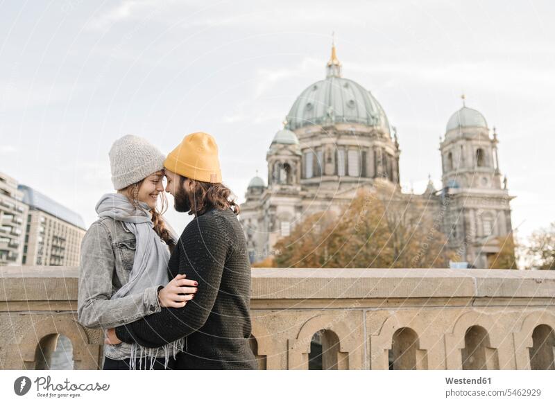 Junges Paar umarmt sich mit dem Berliner Dom im Hintergrund, Berlin, Deutschland Touristen verreisen Arm umlegen Umarmung Umarmungen Jahreszeiten freuen