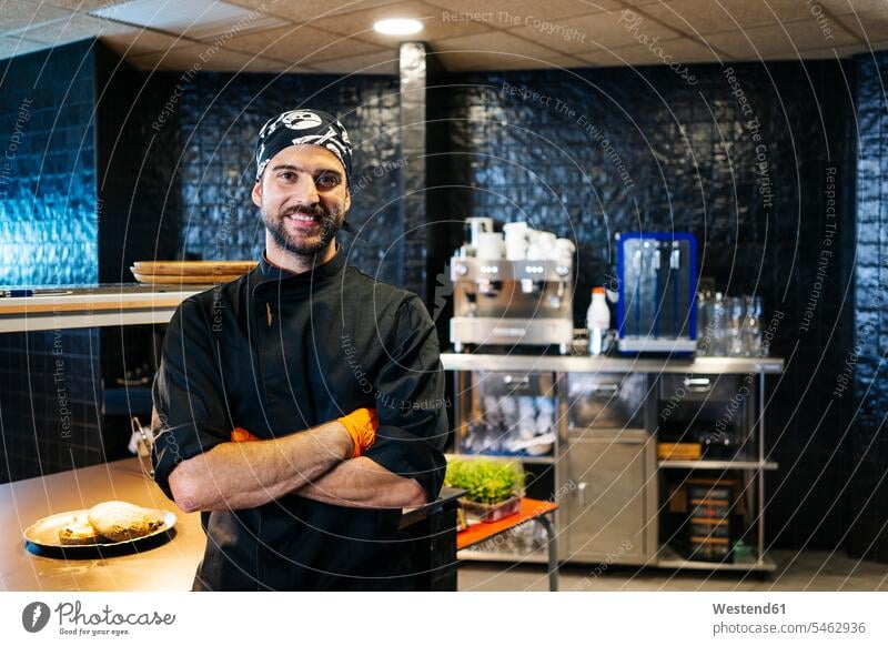 Porträt eines lächelnden Küchenchefs in der Restaurantküche Job Berufe Berufstätigkeit Beschäftigung Jobs Gastronomie Koeche Kuechenchef Kuechenchefs Köche
