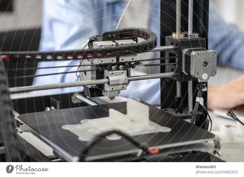 Student beim Einrichten eines 3D-Druckers, Nahaufnahme Job Berufe Berufstätigkeit Beschäftigung Jobs sitzend sitzt drinnen Innenaufnahmen close up close ups