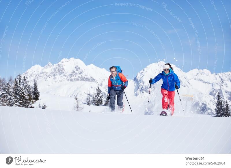 Österreich, Tirol, Schneeschuhwanderer laufen durch Schnee rennen Paar Pärchen Paare Partnerschaft Winter winterlich Winterzeit Schneeschuhwandern