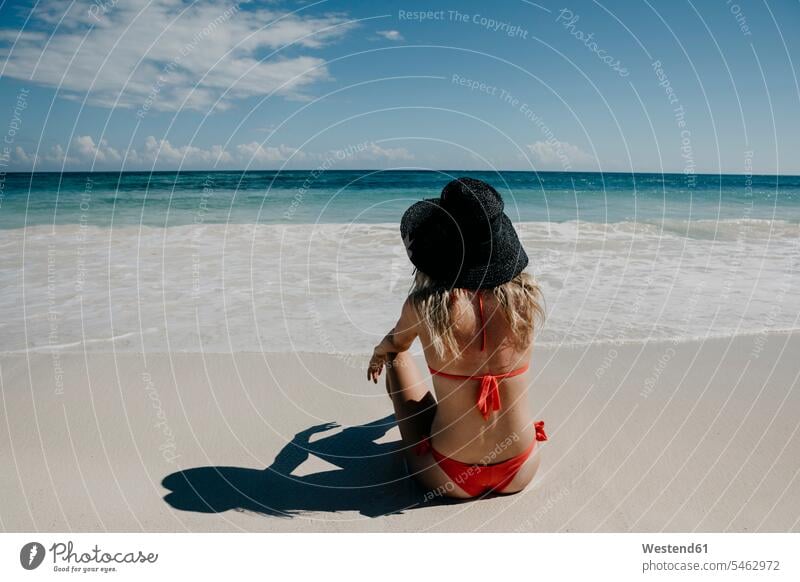 Mexiko, Quintana Roo, Tulum, junge Frau mit Hut am Strand liegend Natur Meer Meere Touristin Aussicht bewundern die Aussicht bewundern Blick in die Ferne