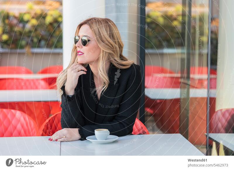 Geschäftsfrau mit Sonnenbrille nach der Arbeit mit einem Kaffee, seitwärts blickend Leute Menschen People Person Personen Europäisch Kaukasier kaukasisch