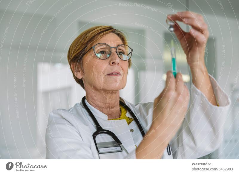 Arzt bereitet einen Impfstoff für den Patienten vor Job Berufe Berufstätigkeit Beschäftigung Jobs Gesundheit Gesundheitswesen medizinisch Stethoskope Brillen