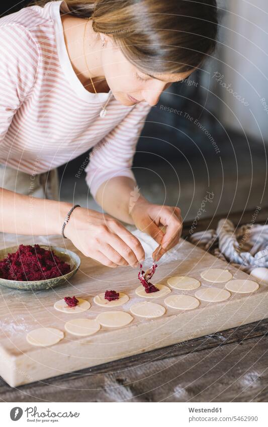 Frau bei der Zubereitung von Ravioli, Füllung aus Rote-Bete-Salbei Tradition Brauchtum traditionell Teig zubereiten Fuellung Nudelteig weiblich Frauen Essen