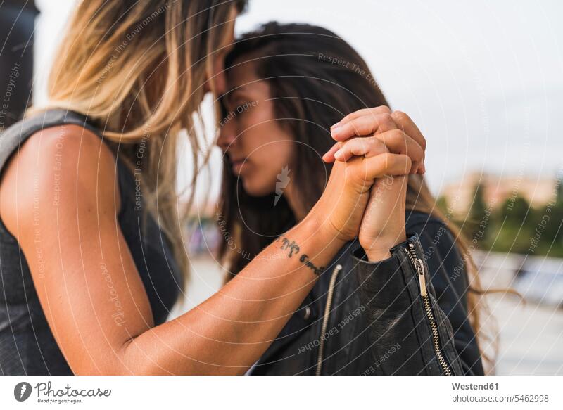 Zärtliches lesbisches Paar hält Hände im Freien Zuneigung Hand Pärchen Paare Partnerschaft Mensch Menschen Leute People Personen Freundin Passion Leidenschaft