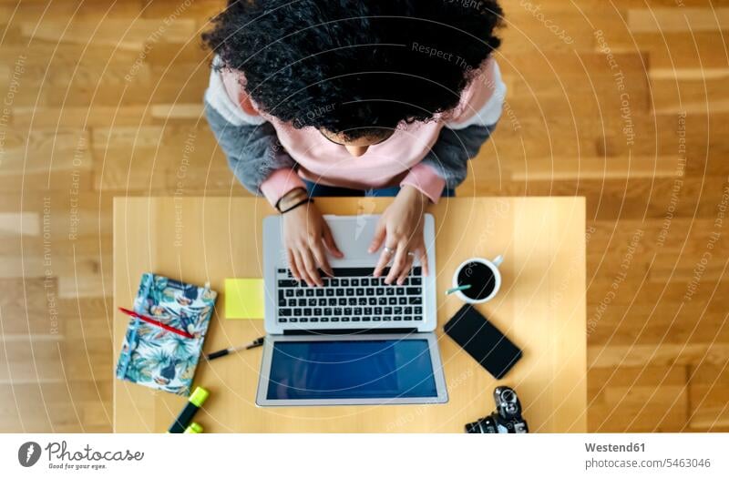 Draufsicht einer jungen Frau, die von zu Hause aus mit einem Laptop arbeitet Leute Menschen People Person Personen Alleinstehende Alleinstehender Singles