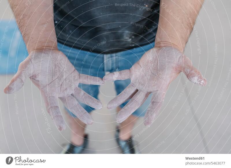 Nahaufnahme eines Sportlers mit Kreide in den Händen (value=0) Leute Menschen People Person Personen Europäisch Kaukasier kaukasisch 1 Ein ein Mensch