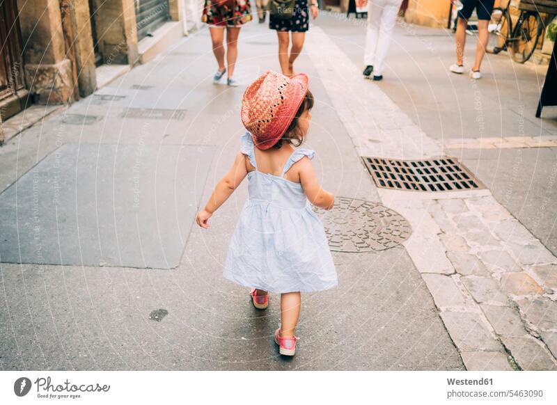 Frankreich, Aix-en-Provence, Kleinkind läuft durch die Straßen des Stadtzentrums staedtisch städtisch gehen gehend geht Mädchen weibliche Babys weibliches Baby