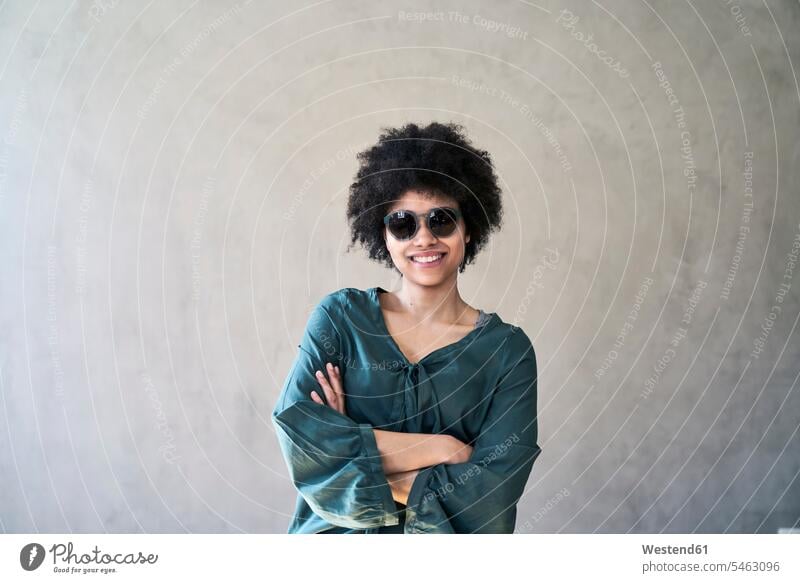 Porträt einer lächelnden jungen Frau mit Sonnenbrille Sonnenbrillen Brille weiblich Frauen Portrait Porträts Portraits Zuversicht Zuversichtlich Selbstvertrauen