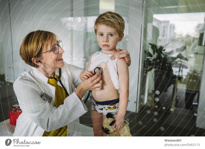 Arzt untersucht Kleinkind Junge mit einem Stethoskop Gesundheit Gesundheitswesen medizinisch Erkrankung Erkrankungen Krankheiten Kranke Kranker Patienten Job