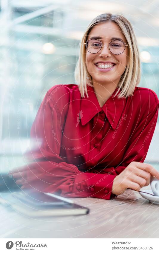 Porträt einer glücklichen jungen Geschäftsfrau in einem Cafe geschäftlich Geschäftsleben Geschäftswelt Geschäftsperson Geschäftspersonen Businessfrau