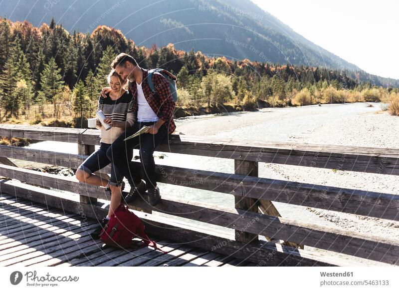 Österreich, Alpen, Wanderpärchen macht auf einer Brücke eine Pause Europäer Europäisch Kaukasier kaukasisch reifer Mann reife Männer 45-50 Jahre 45 bis 50 Jahre