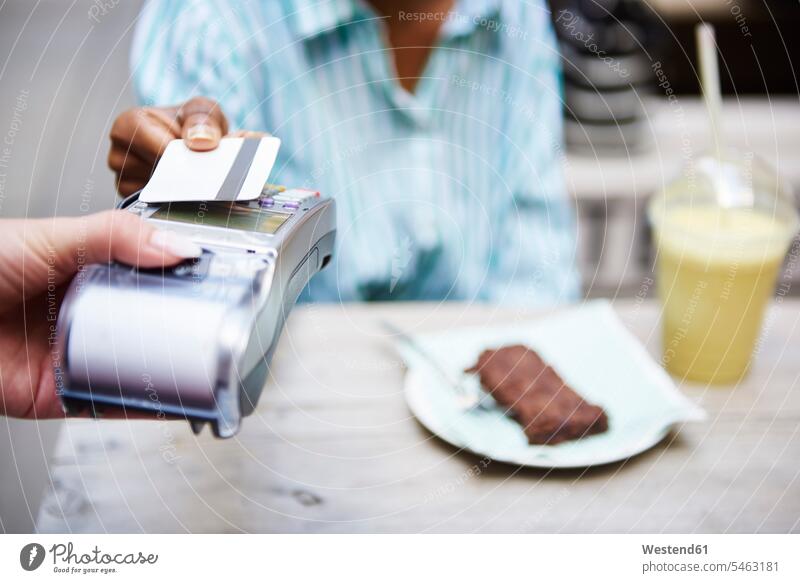 Frau, die im Straßencafé mit Kreditkarte bezahlt, Nahaufnahme weiblich Frauen EC-Karte Kreditkarten bezahlen Straßencafe Straßencafes Strassencafe Strassencafes