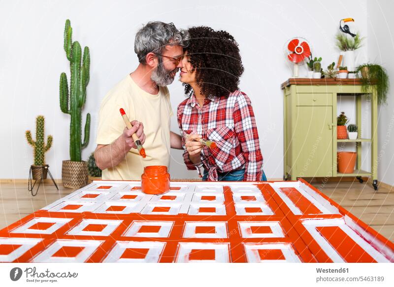 Pärchen malt Möbel mit Pinsel zu Hause Kuss Küsse Kuß Leute Menschen People Person Personen gemischtrassig Europäisch Kaukasier kaukasisch 2 2 Menschen
