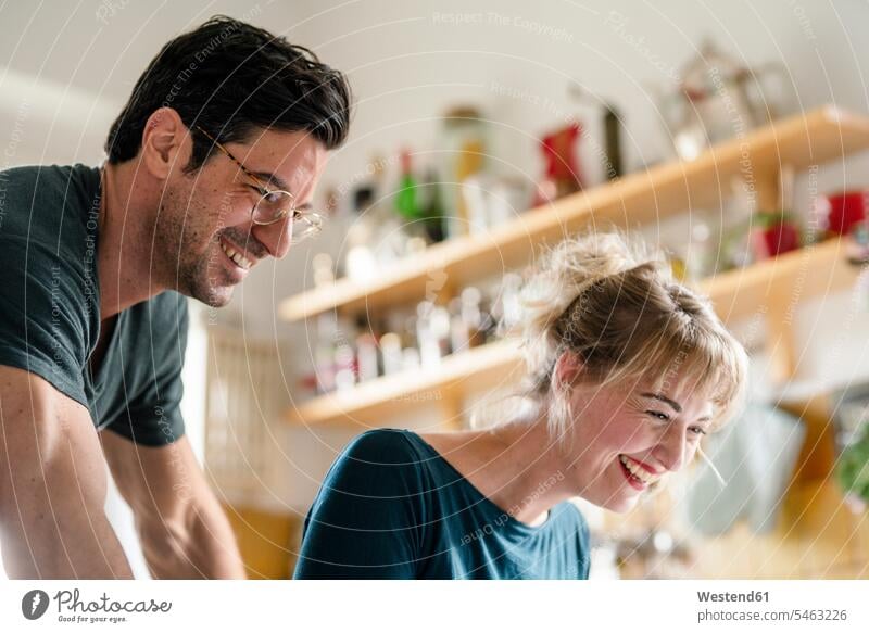 Porträt eines glücklichen Paares in der heimischen Küche Brillen freuen Frohsinn Fröhlichkeit Heiterkeit Glück glücklich sein glücklichsein gefühlvoll Emotionen