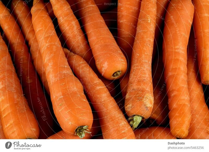 Extreme Nahaufnahme eines Stapels frischer Bio-Möhren Gemüse Lebensmittel Karotten Ernährung nahrhaft ernährungsphysiologisch Vegetarier Veganer Ernte Pflanze